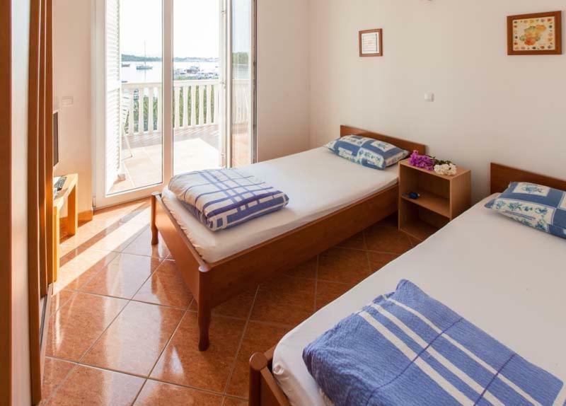 Apartmani Mudronja ムルテル エクステリア 写真